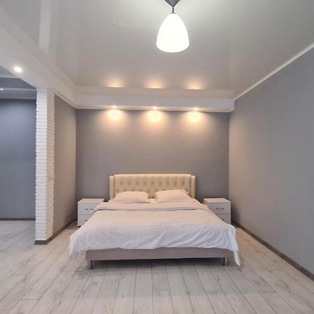 Apartaments On Vulytsia Heroiv Ato 32 Krzywy Róg Zewnętrze zdjęcie